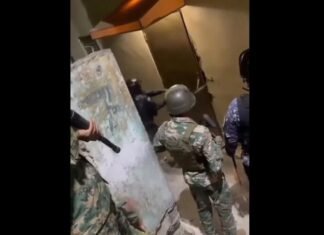Envían a prisión hombre acusado de intentar matar a mujer rescatada por policías tras romper puerta