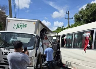 Ocho personas resultan heridas en accidente entre autobús de pasajeros y un camión en Hato Mayor