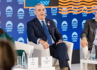 Abinader rechaza continuismo en el poder y destaca en Praga avances democráticos de RD