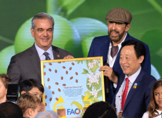 Juan Luis Guerra recibe reconocimiento de la FAO por "Ojalá que llueva café"