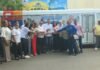 Ministro de la Juventud entrega nuevo autobús a estudiantes universitarios de Restauración, Dajabón