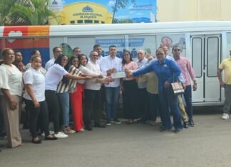 Ministro de la Juventud entrega nuevo autobús a estudiantes universitarios de Restauración, Dajabón